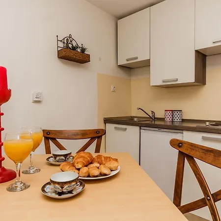 Dalmatian Cottage, Pedestrian Zone