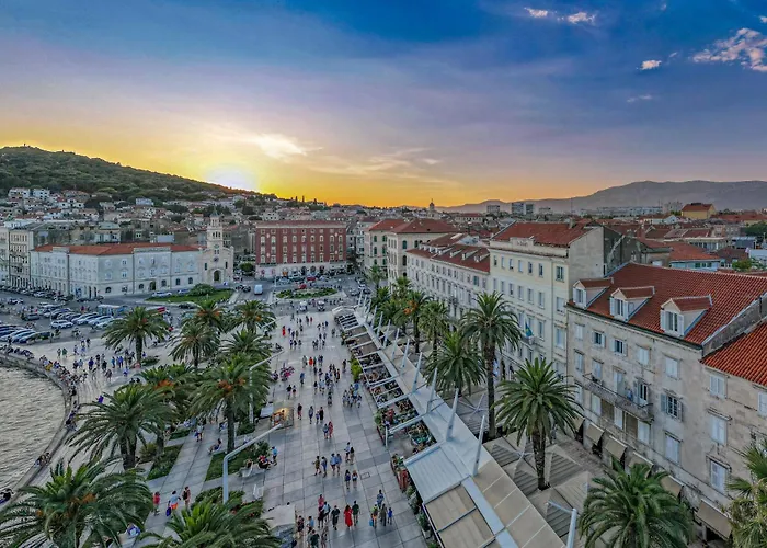 Dalmatian Cottage, Pedestrian Zone Split