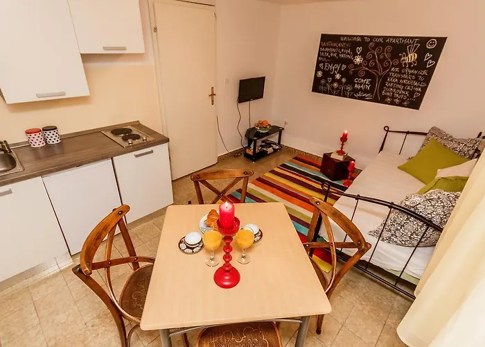 Daire Dalmatian Cottage, Pedestrian Zone Split