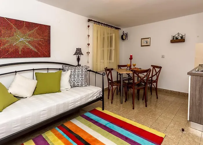 Daire Dalmatian Cottage, Pedestrian Zone