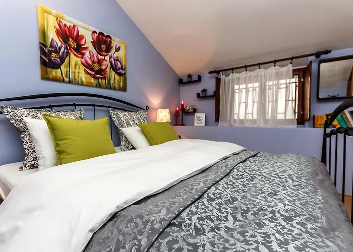 Daire Dalmatian Cottage, Pedestrian Zone