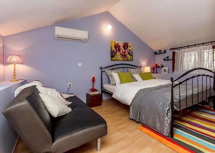 Daire Dalmatian Cottage, Pedestrian Zone Split