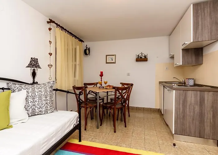 Dalmatian Cottage, Pedestrian Zone *