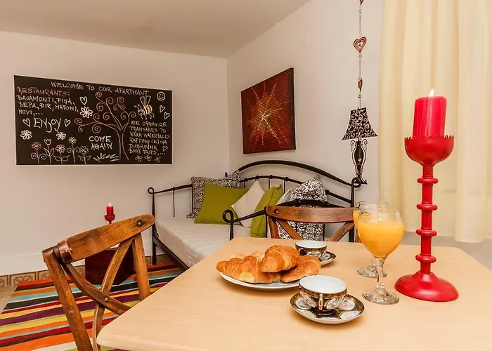 Daire Dalmatian Cottage, Pedestrian Zone Split